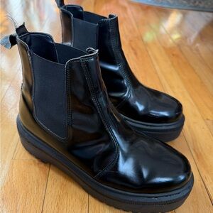 Urban Outfitters UO Dana Chunky Chelsea boots in black